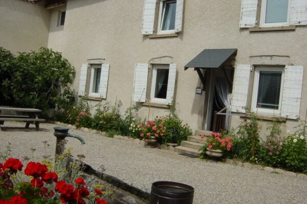 l'aile droite de la ferme avec la petite maison et ses chambres d'hôtes